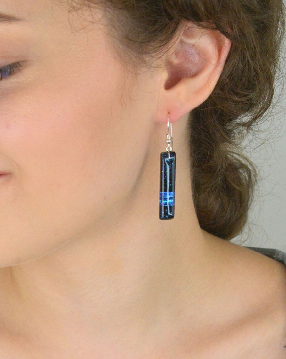 Unikatowe kolczyki srebrne 925 z zawieszkami ze szkła Murano w odcieniach niebiesko-granatowych. Waga 8 g, zapięcie bigiel otwarty. Artystyczna biżuteria.1.jpg